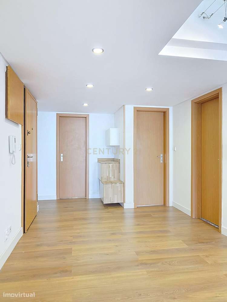 Apartamento Renovado em Miratejo com 3 Quartos e Boa Localização - Grande imagem: 3/19