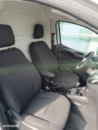 Ford Transit Courier - 11