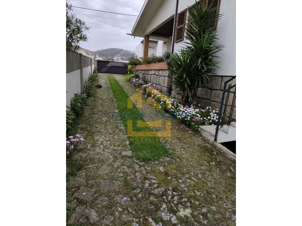 Moradia T4 de 4 Frentes Renovada inserida num lote de 1450m2 | Laún...-39