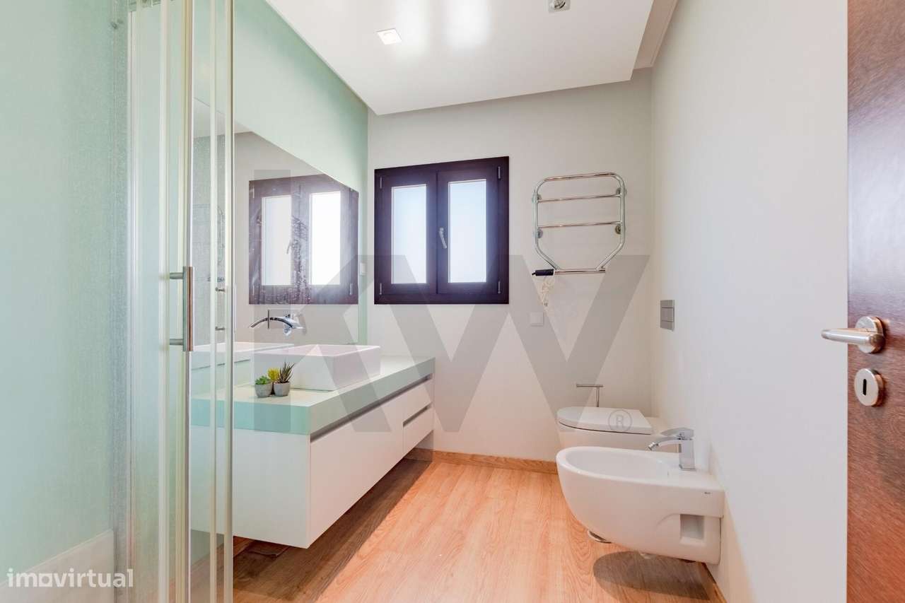 Moradia de sonho T4 com jardim, piscina e privacidade no coração de Ca-24