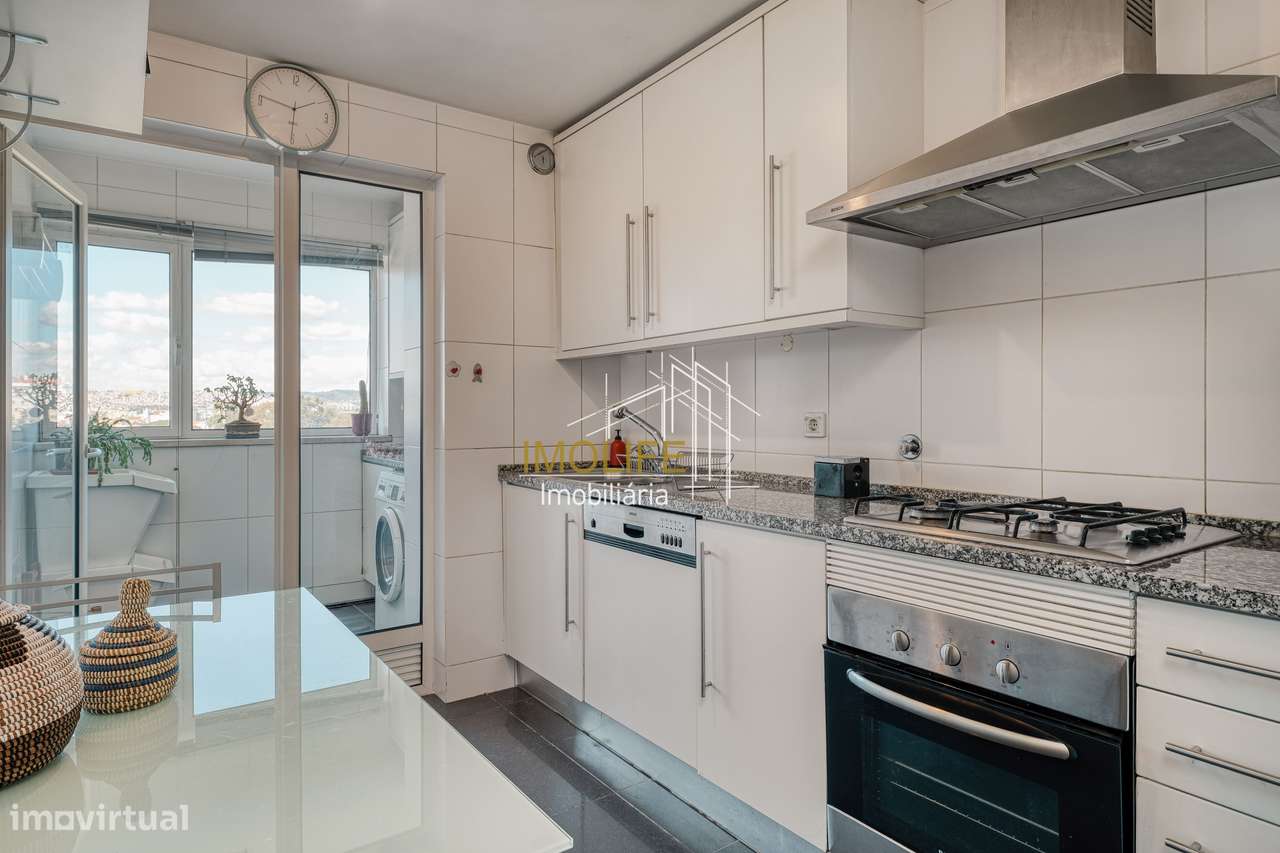 Apartamento T2 com Vista Desafogada em Benfica-12