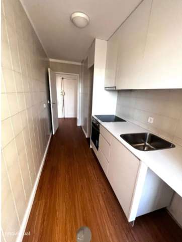 T2 Totalmente Remodelado em Ramalde | Garagem + Arrumos-3