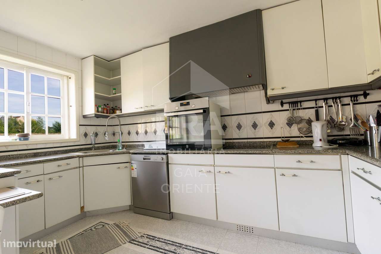 Moradia T8 com jardim e piscinas em Miramar-28