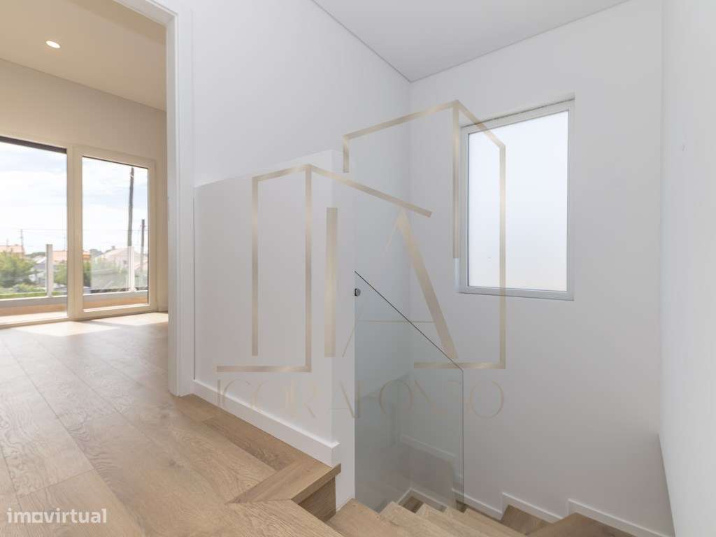 Moradia Geminada T3 com Suíte e Ótimo Espaço Exterior-14