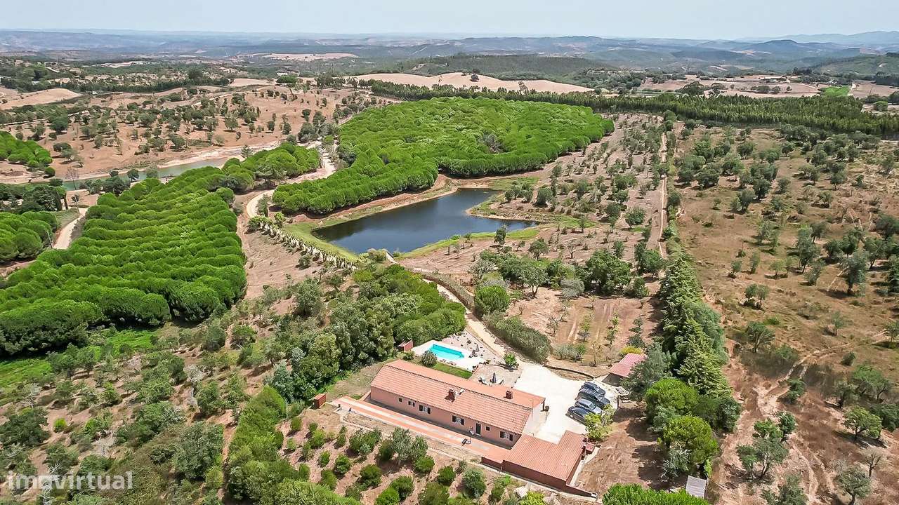 Herdade com moradia T4+1, piscina e lago-47