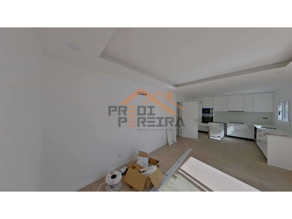 Situada em Famões, moradia T2+1 com terraço. - Grande imagem: 4/38