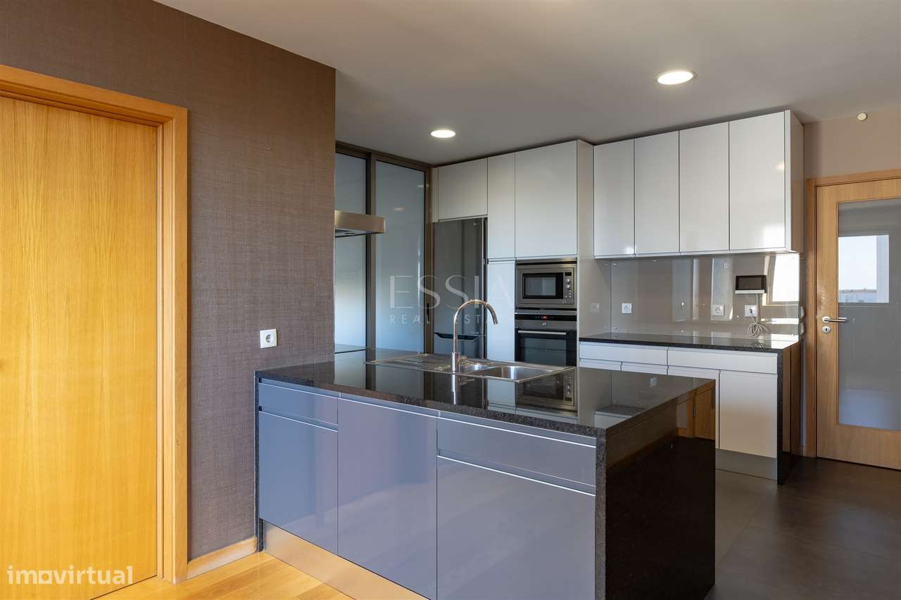 T3+1 com Varanda, 2 Lugares de garagem e Layout Personalizado, Ramalde-8