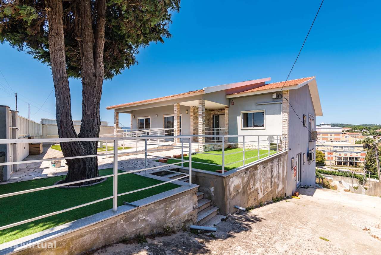 Moradia Espaçosa com Terreno, Vista Desafogada e Excelente Conforto-13