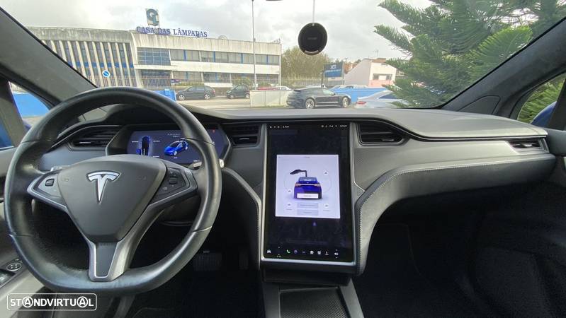 Tesla Model X 75D - 33