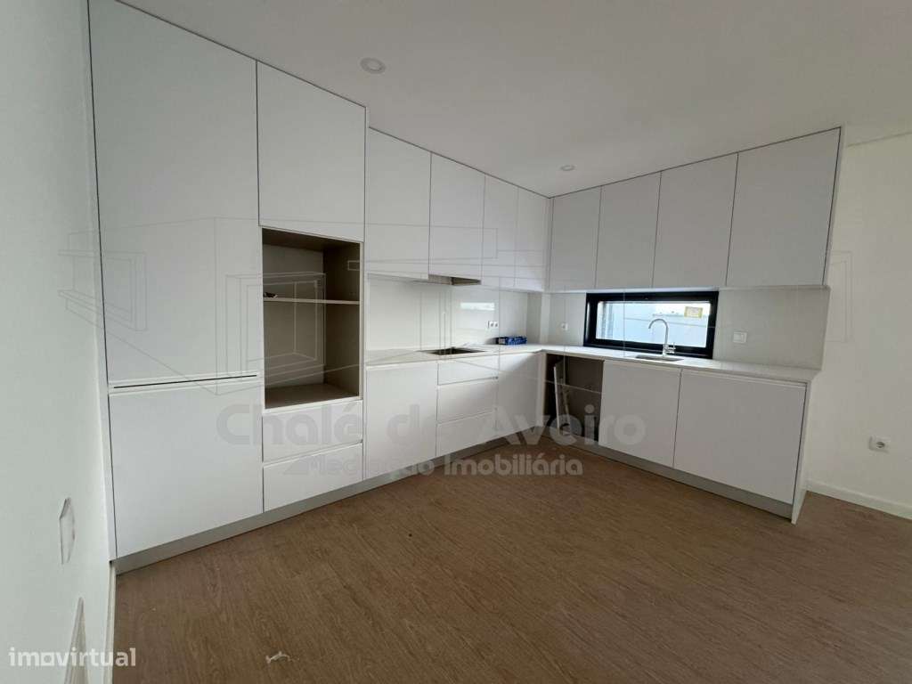Apartamento T2 com Terraço Privativo e Aparcamento em Esgueira | Av...-0