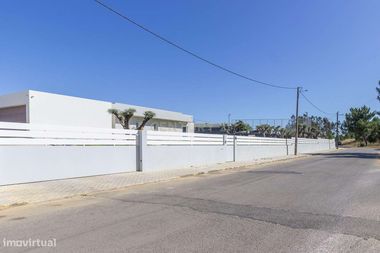 Vila Alegre / Fernão Ferro - Luxuosa moradia isolada térrea de 4 assoa-34