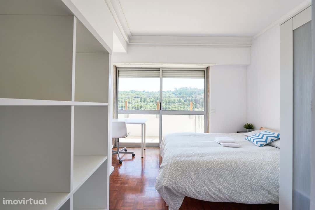 Modern double bedroom with balcony in Alto dos Moinhos - Room 8