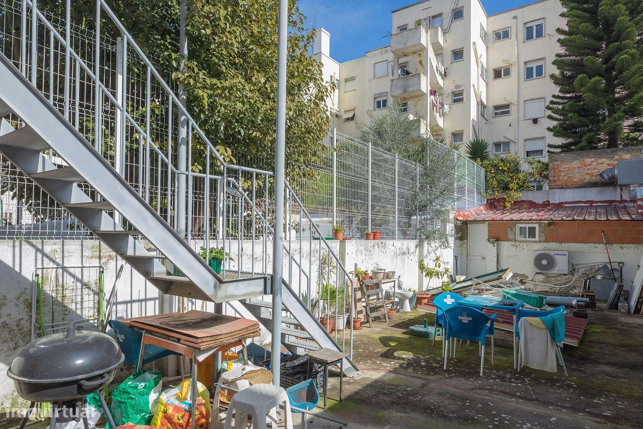 Prédio em propriedade Total | 3 Apartamentos T2+1 e Loja | Lisboa | A-25
