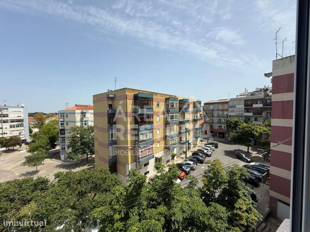 Apartamento T4 transformado em T3 no Laranjeiro-21