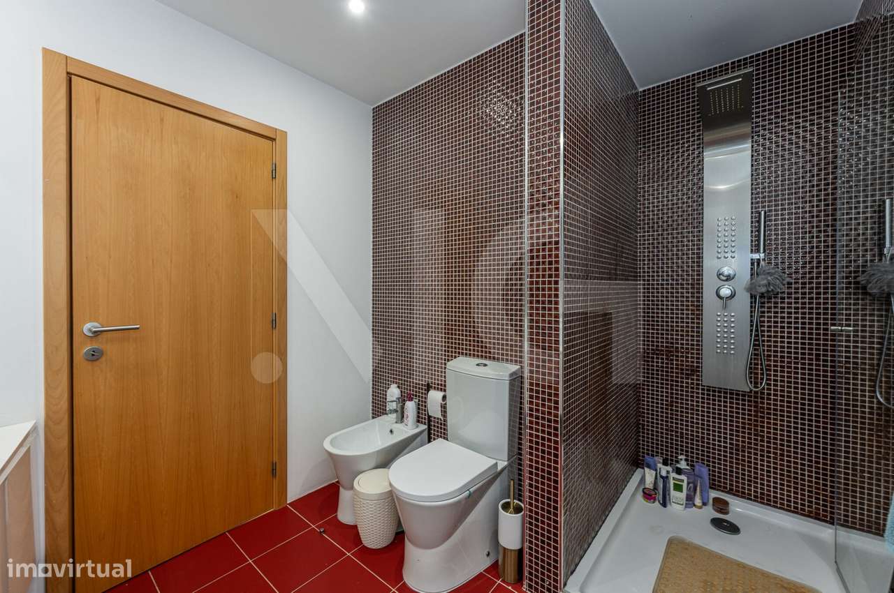 Moradia T3 com pátio, anexos e garagem em Paranhos - Porto-26