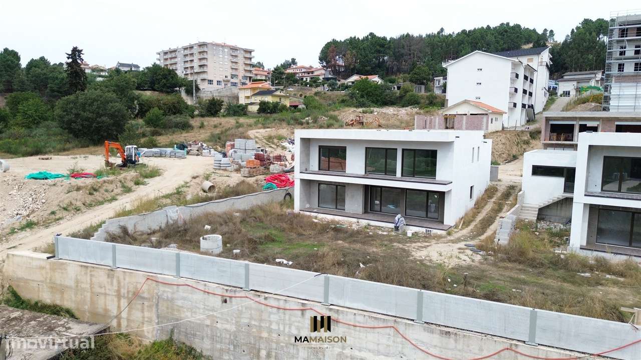 Moradia T3 Contemporânea em Construção | Castanheiro do Ouro, Tarouca-4