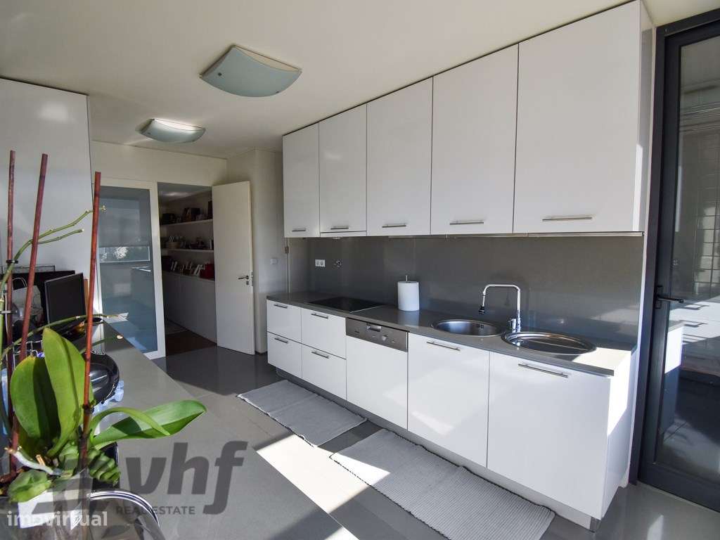 Oportunidade Única: T5 de Excelência no Condomínio Jardim das Camélias-28