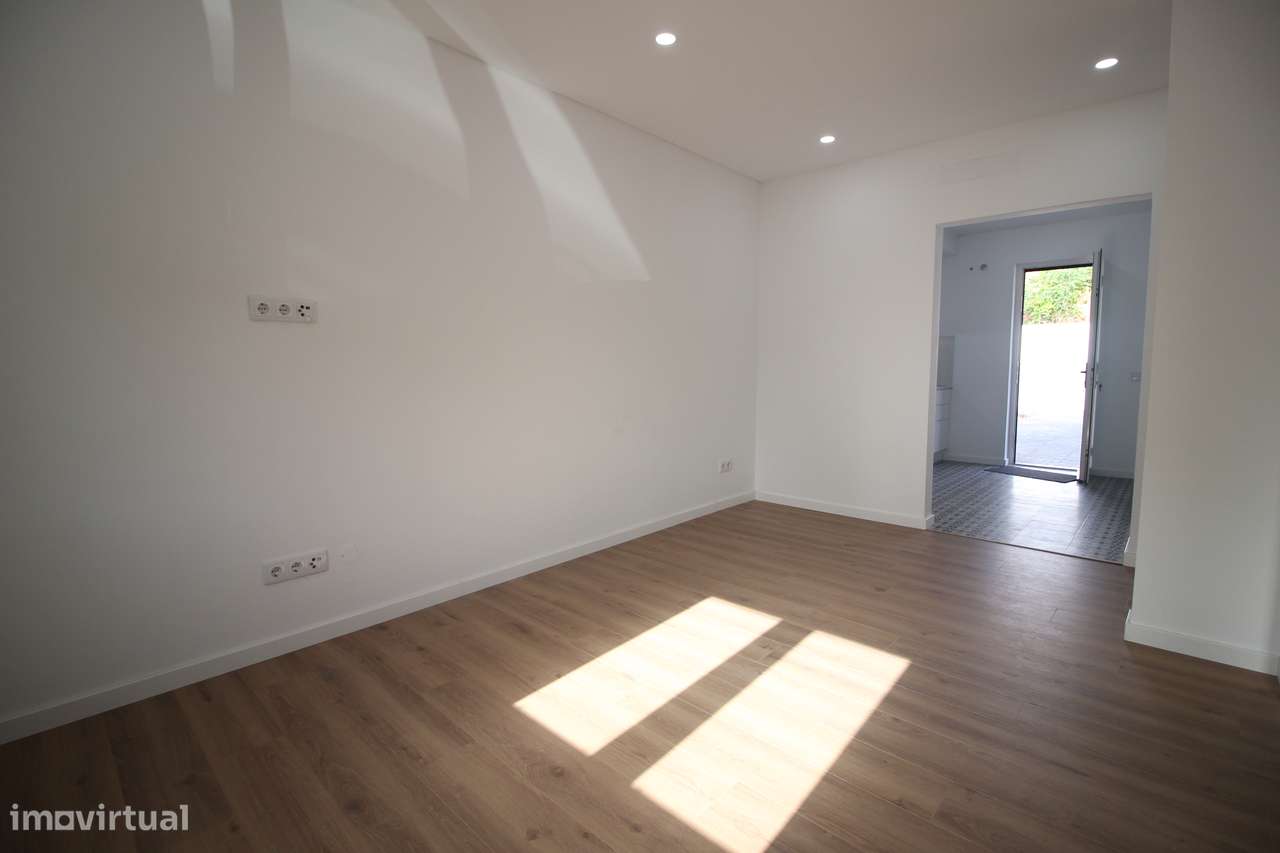 Rc de moradia com Quintal e estacionamento no Seixal-9