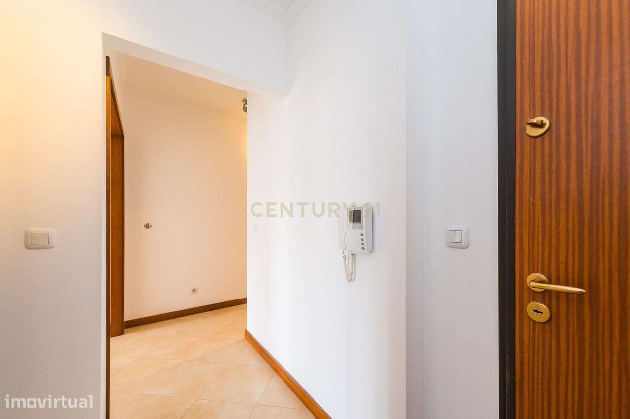 Excelente apartamento T2 com parqueamento em Rio de Mouro-8
