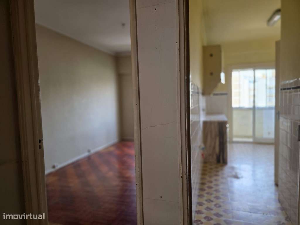 Apartamento T2 para Obras | Benfica | 71,57 m² - Grande imagem: 4/17