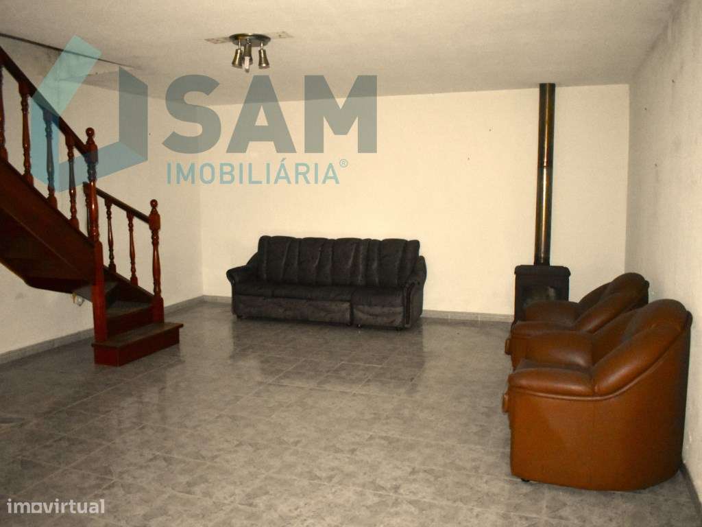 Moradia T4, localizada em Maxial-12