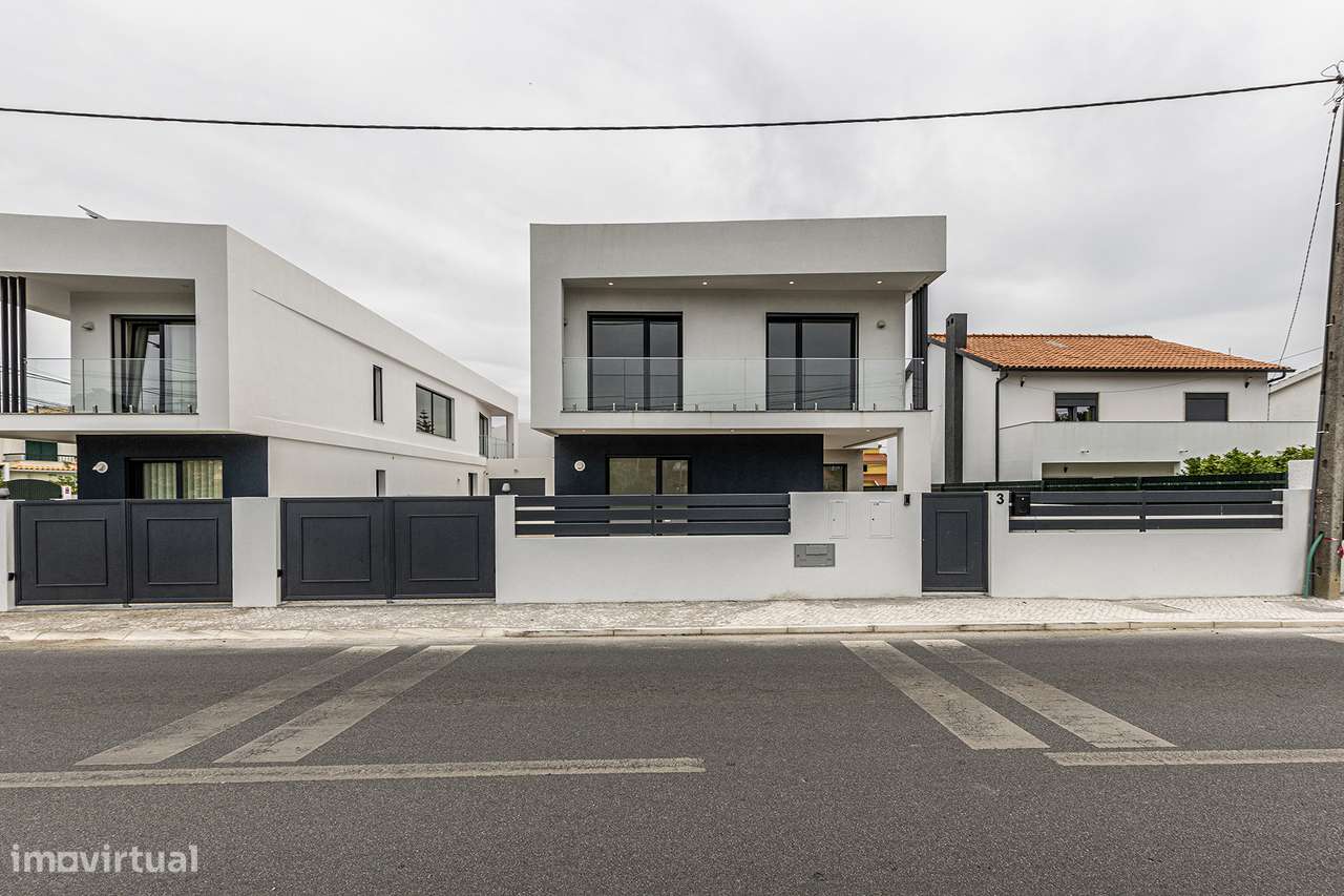 Moradia T4 de arquitetura contemporânea-48