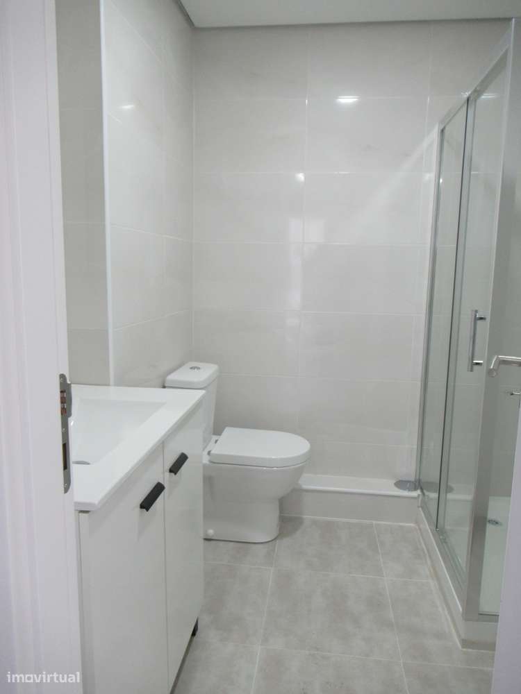 Apartamento T3 renovado na Cruz de Pau (Amora)-12