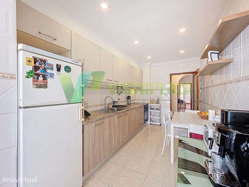 Apartamento T2 com duas casas de banho e espaço de garagem-11