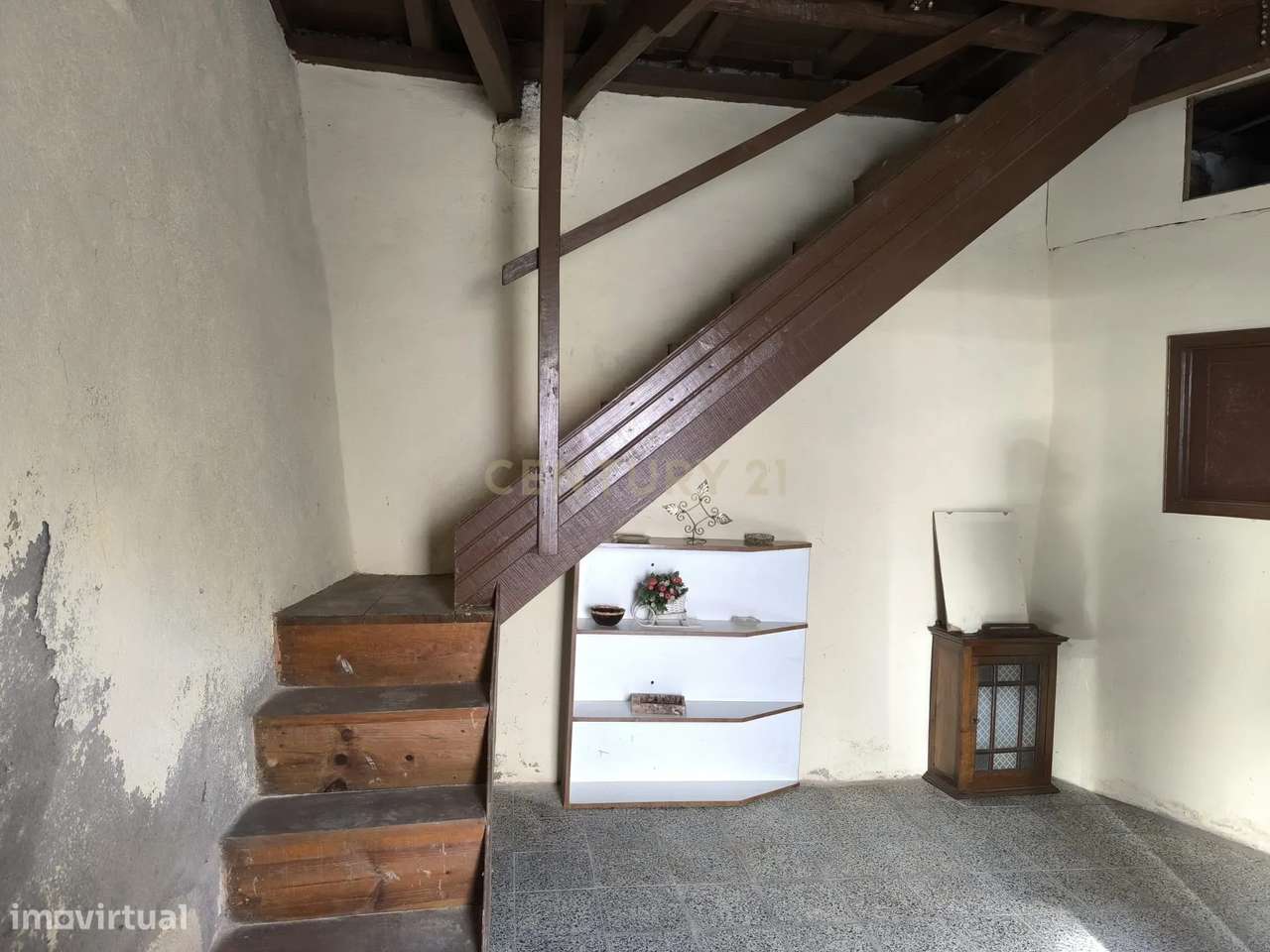 Casa de dois pisos com terreno-21