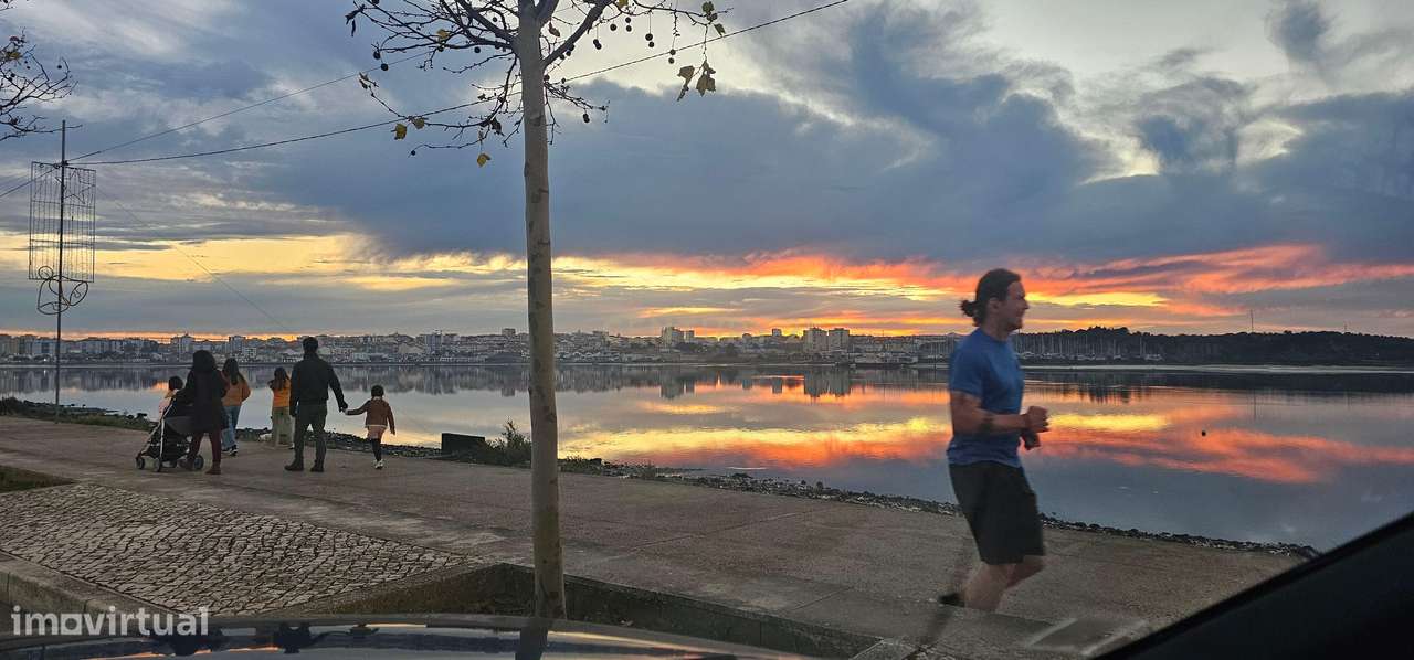 Prédio junto à Baía do Seixal, Vende-se!! Investimento! - Grande imagem: 4/35