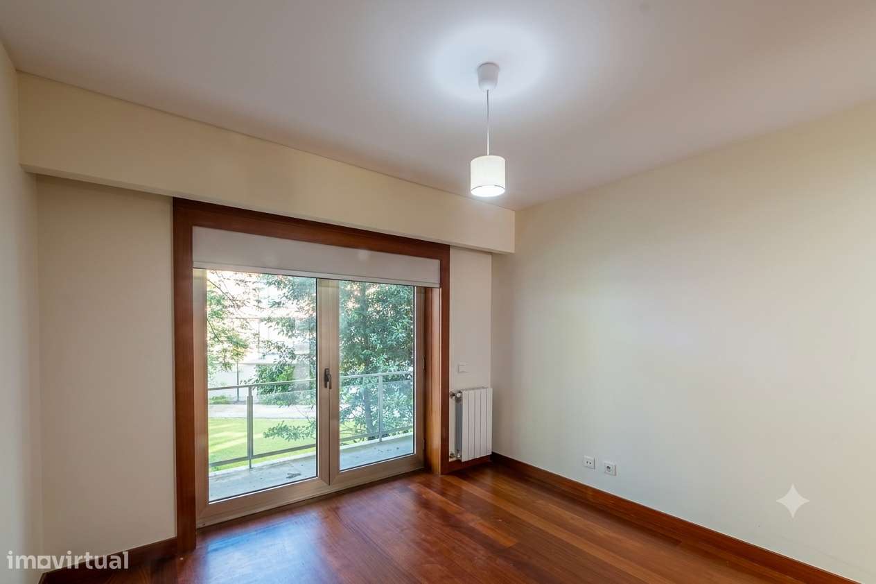 Apartamento T5 com 4 casas de banho e garagem-48