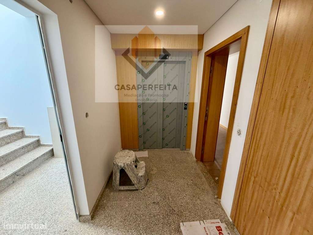 FABULOSO T2 NOVO de 2 Frentes com 131m2, Varanda e Lugar de Garagem...-20