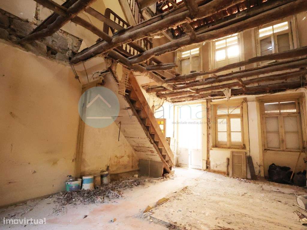 Moradia para reconstrução situada numa zona privilegiada do Porto-13