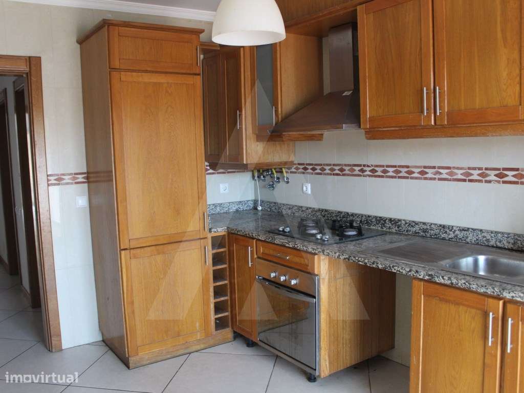 Moradia T4 com garagem e terreno, junto à Navigator - Grande imagem: 2/45