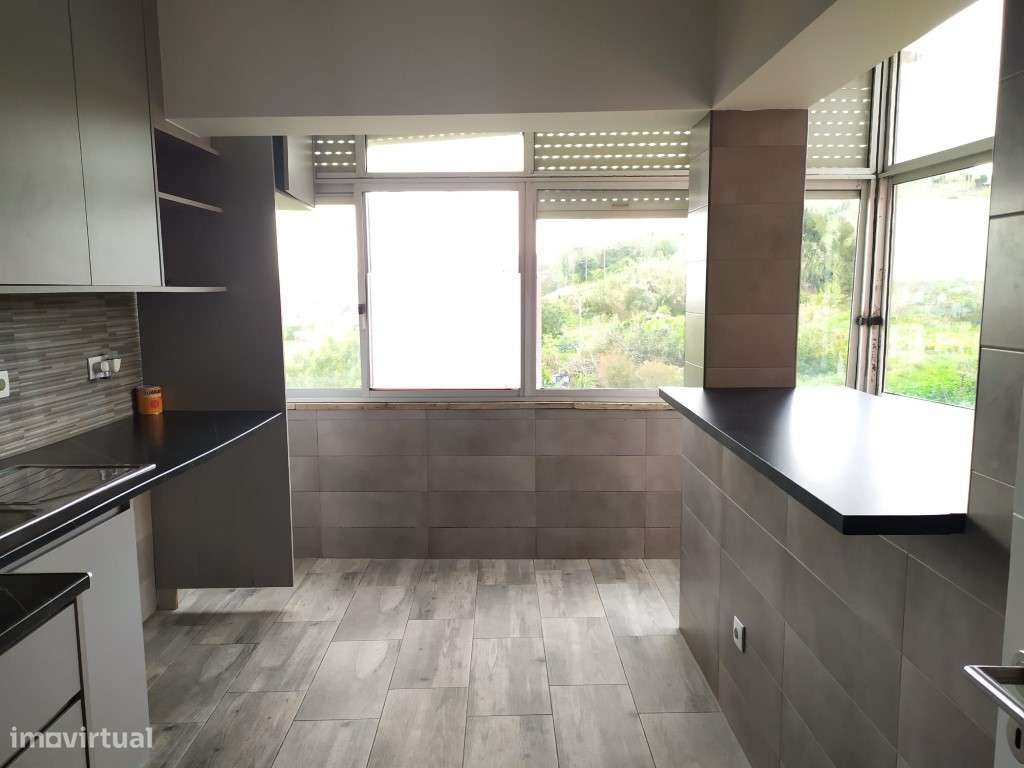 T2 remodelado e semiequipado na Amadora-5