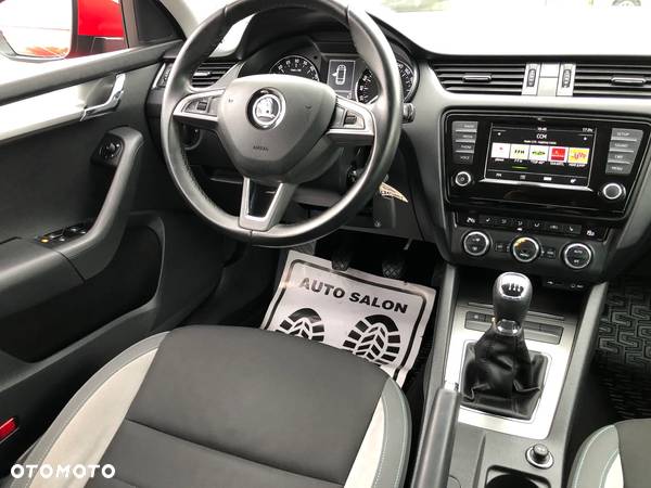 Skoda Octavia Combi 2.0 TDI Sportline - 37