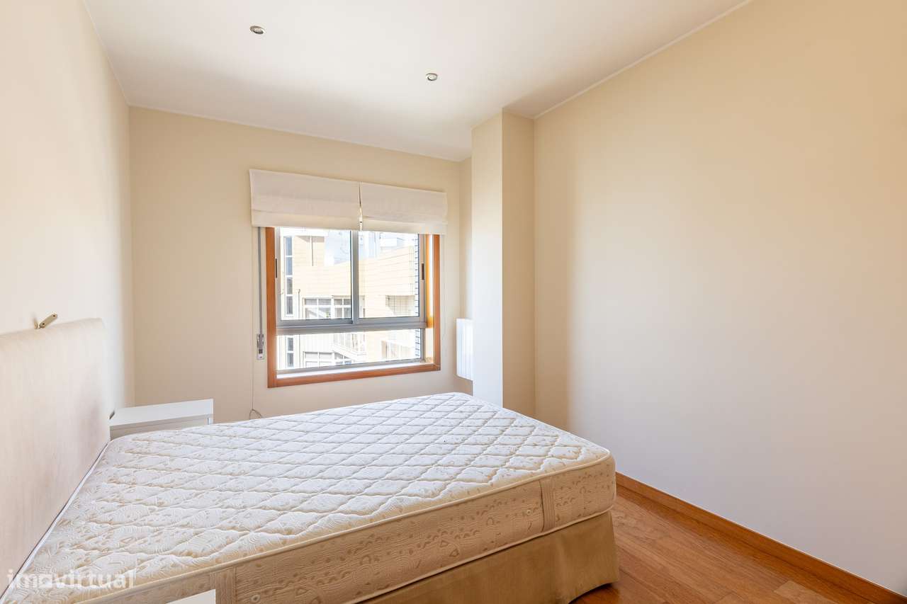 Fantástico T2 com terraço privado e lugar de garagem-5