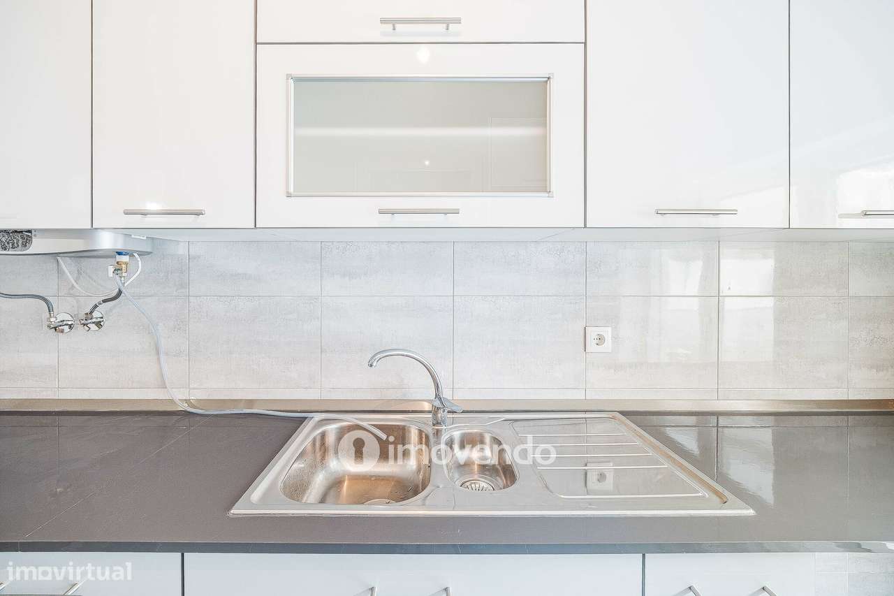 Apartamento T3, com terraço e arrecadação, em Mem Martins-10