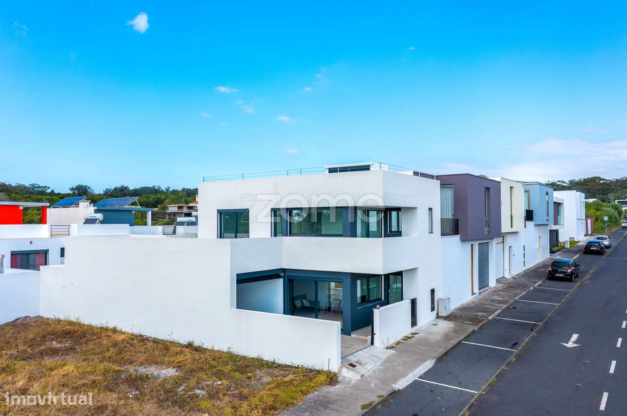 Moradia T3 Nova com Terraços Panorâmicos e Vista Mar na Atalhada-1