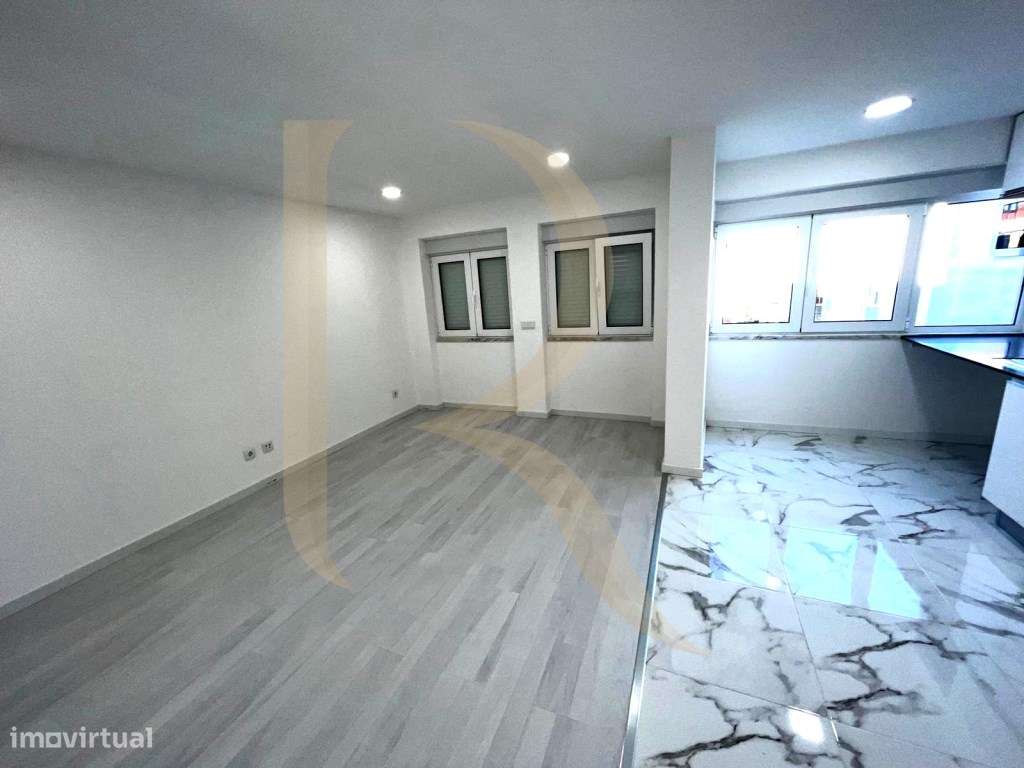 Apartamento T3 remodelado com varandas no Laranjeiro - Almada-3