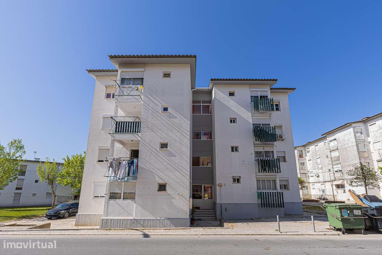 Apartamento de 4 assoalhadas no centro da Moita-0