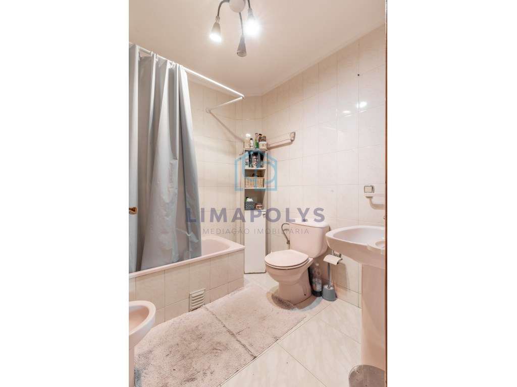 Apartamento T2 com lugar de garagem e vista de mar-11