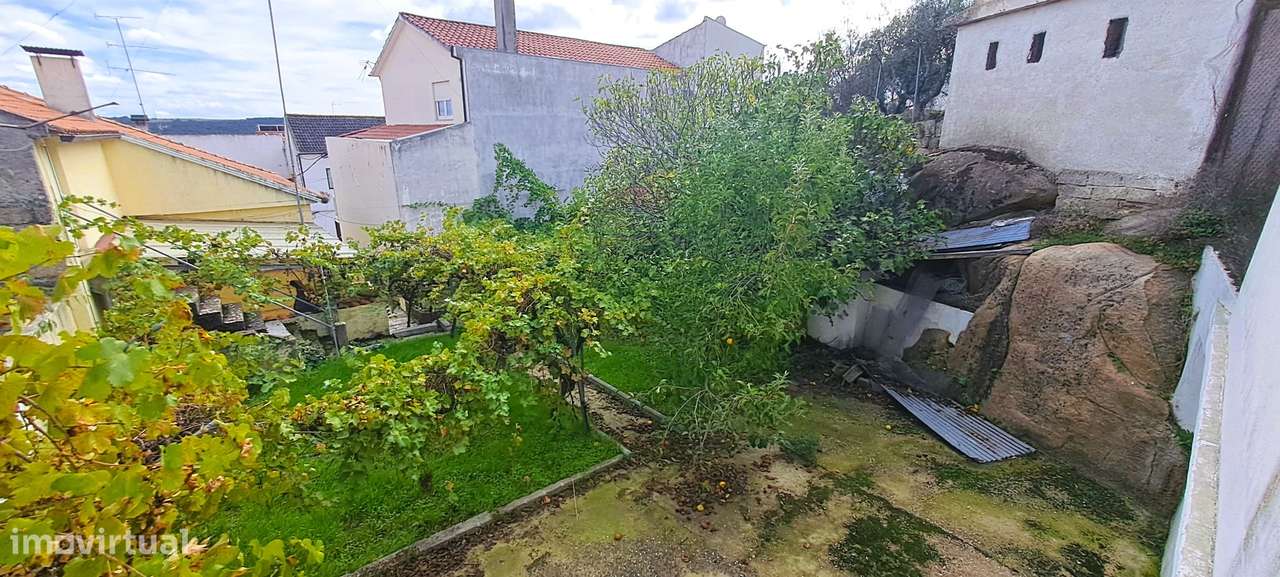 Moradia T5 com garagem e jardim em Miranda do Douro-58