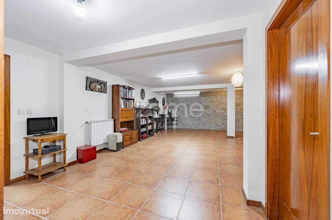 Moradia T5 com Piscina, 4 Suites e Garagem para 4 Carros em Esposende-57