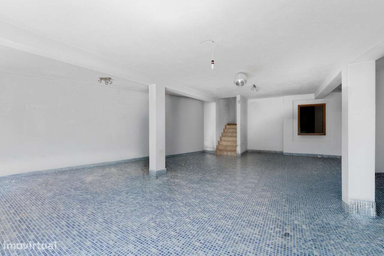 Moradia T4+1 com piscina e jardim, no Murganhal, Caxias-37