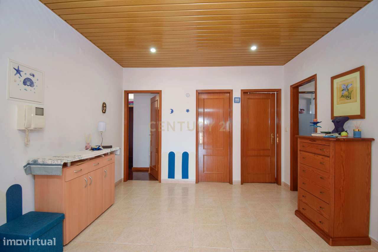 Apartamento T3, com 107 m² de área útil, estúdio musical com 40 m² e g-12