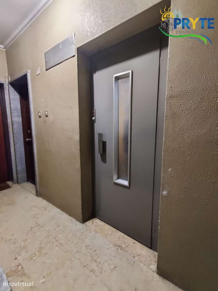 Apartamento T1+1 situado em Campolide-11