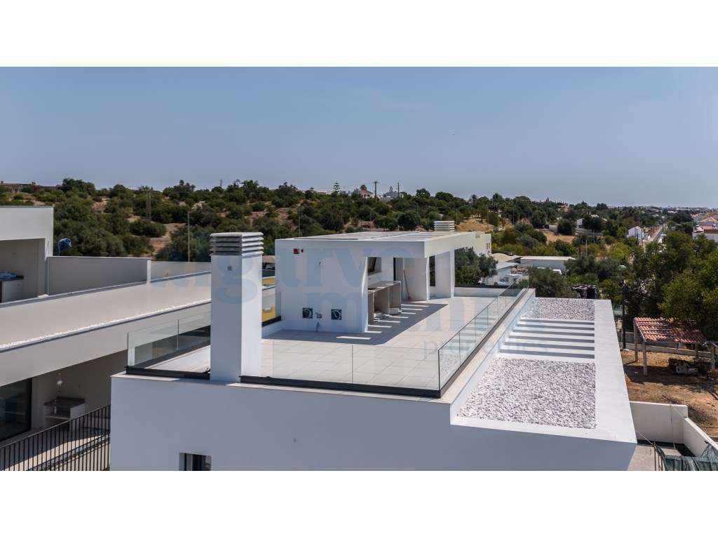 Moradia T4 de Arquitetura Contemporânea com Piscina, Rooftop e Vist...-11
