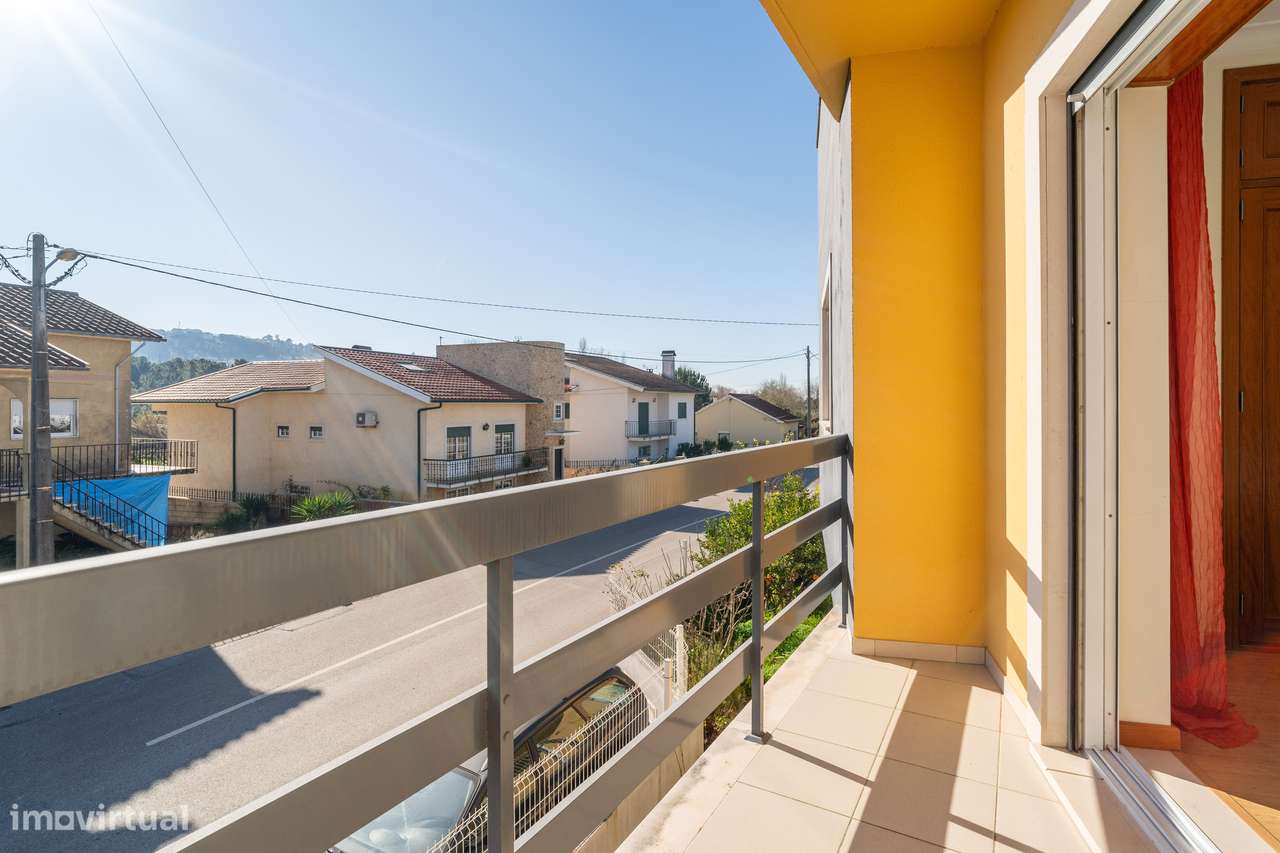 Moradia T4 com jardim, garagem e vistas urbanas-20