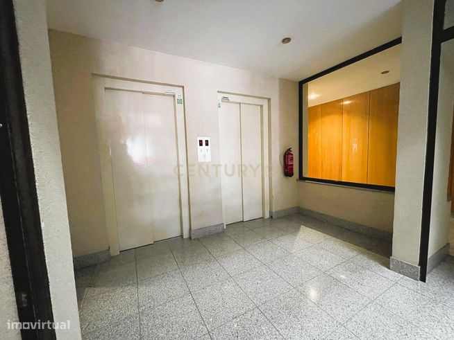 Apartamento T3 com garagem dupla junto ao Palácio Sotto Mayor – Figuei-19
